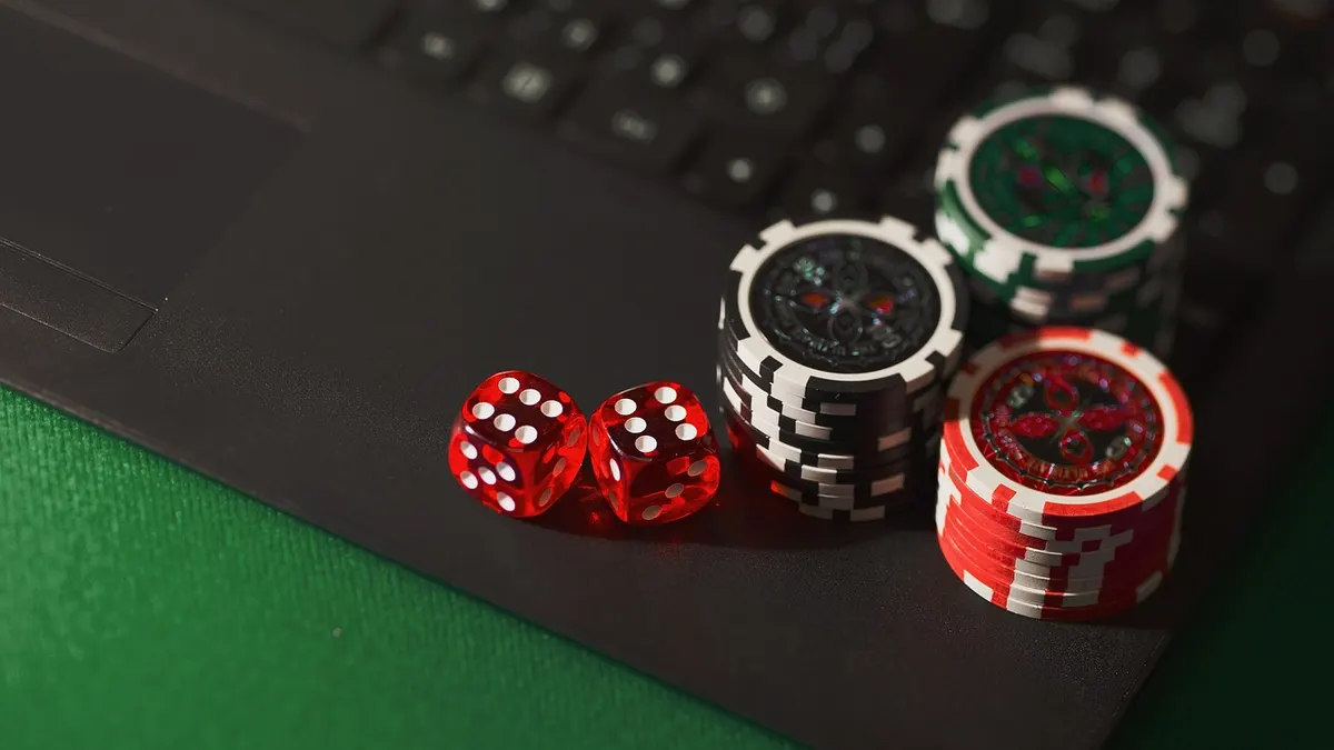Casinò online ADM in Italia con dadi e chips da gioco