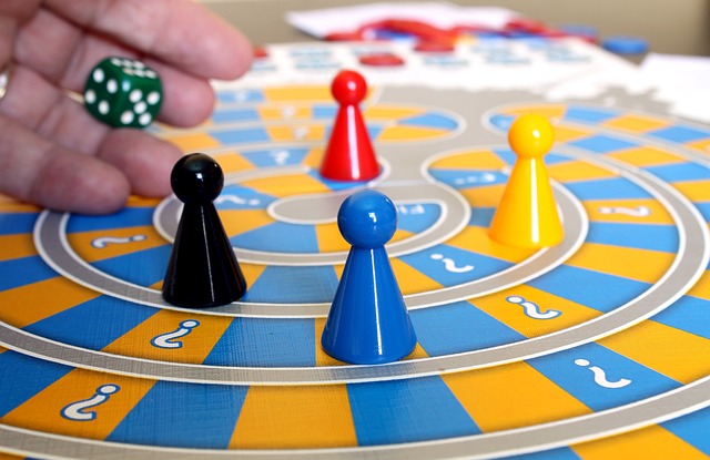 Bambini che giocano a un gioco da tavolo in famiglia